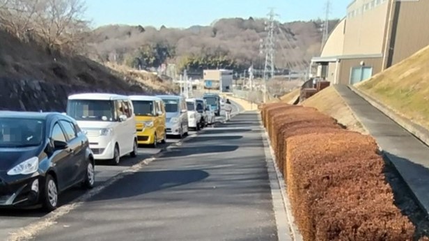 ごみ搬入受け入れ待ち列(施設外)1