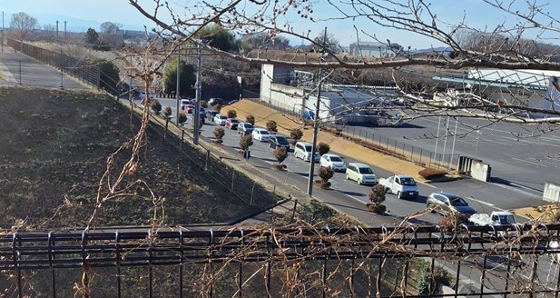 ごみ搬入受け入れ待ち列(施設外)2