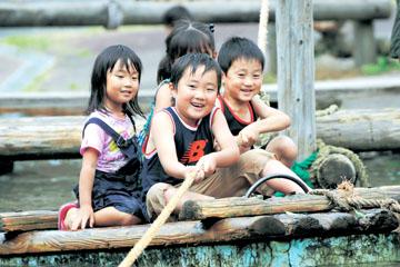 蓬山ログビレッジ内の水上アスレチックで遊んでいる子供たちの写真