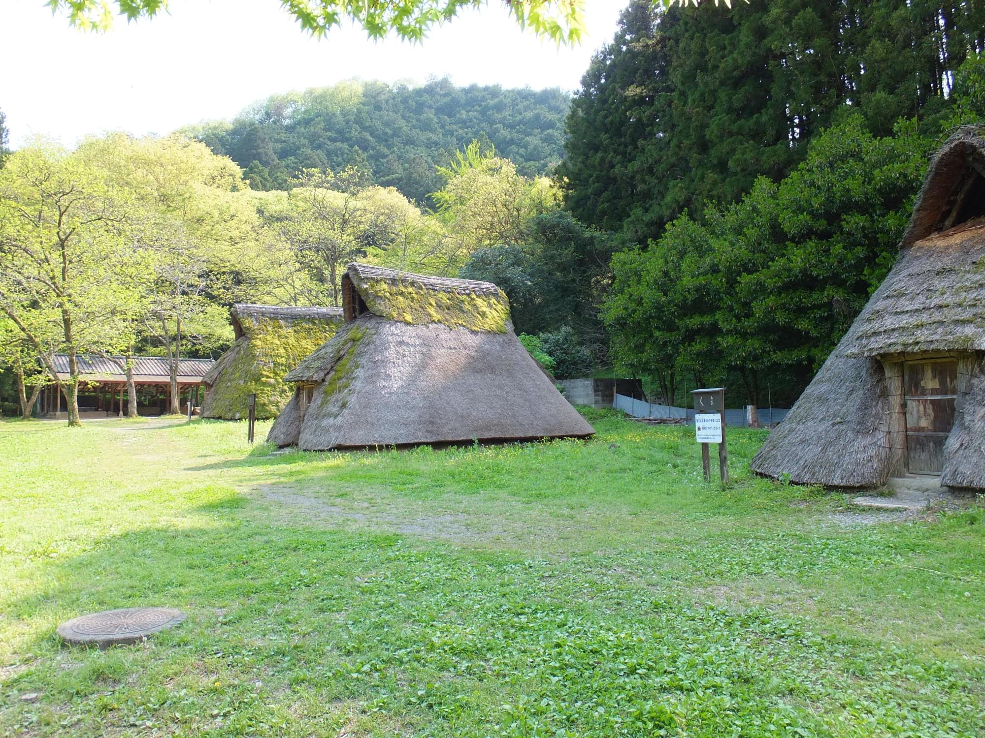 竪穴式住居外観の写真