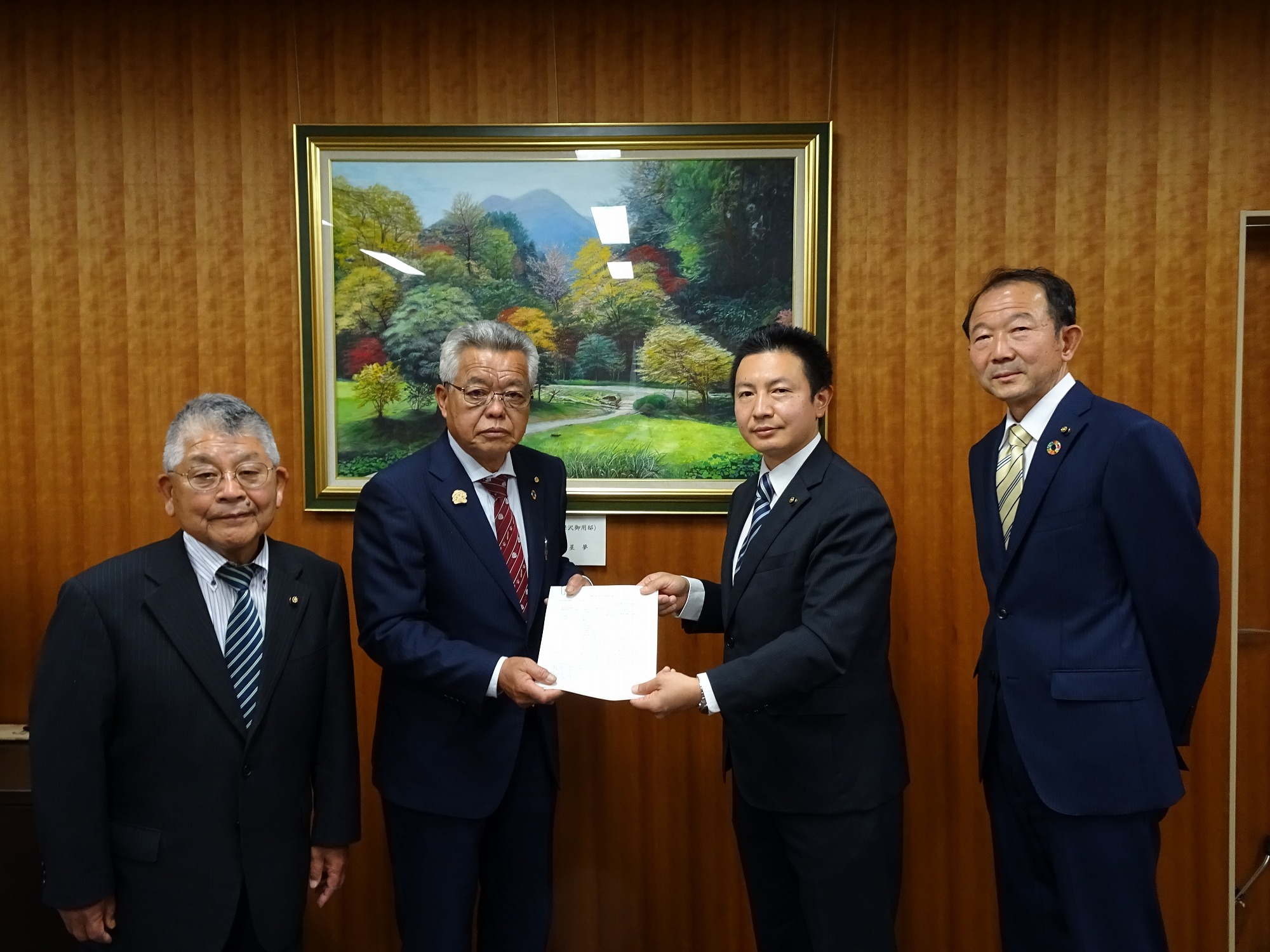 報告書提出の様子