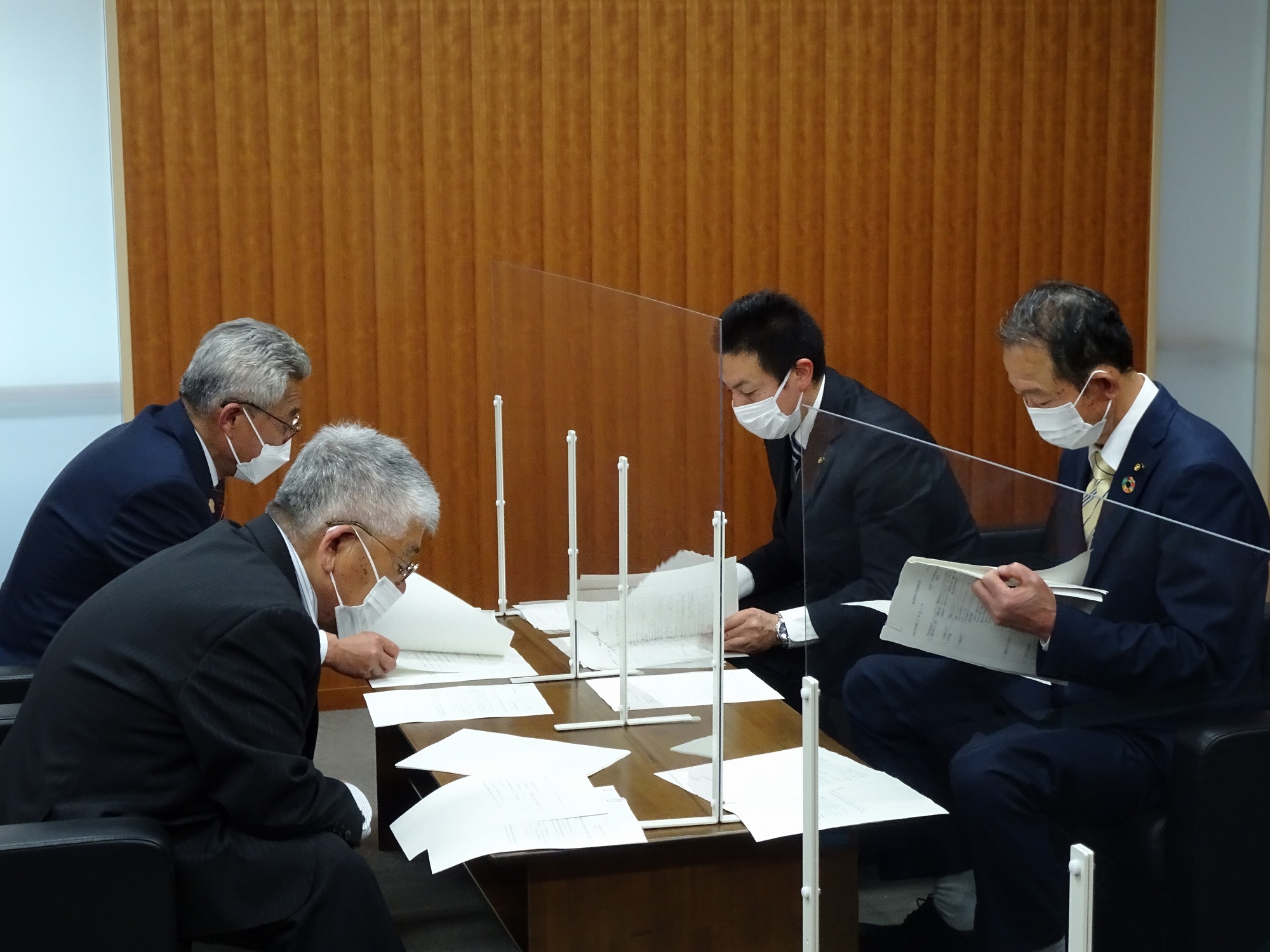 議会報告会運営委員会正副委員長の報告の様子