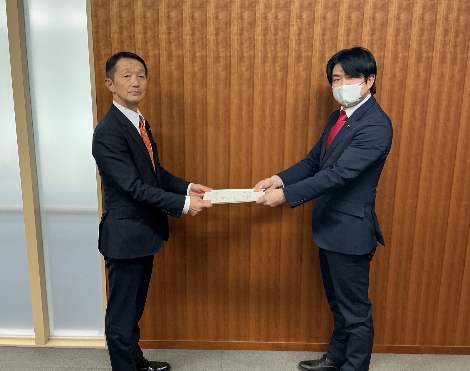 報告書を手渡す様子(議長、議会報告会運営委員会委員長)