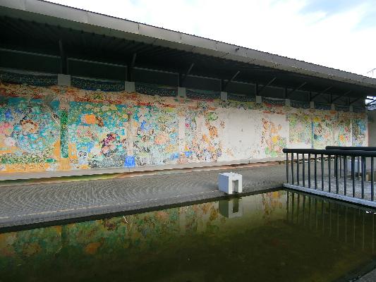 伝承館西側壁面のフレスコ画（作成途中）