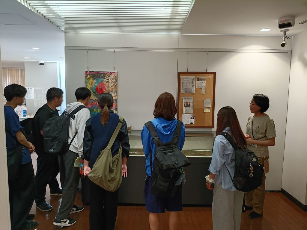 学芸員による展示物の解説の様子