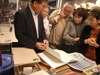 作家のアトリエ見学の様子の写真