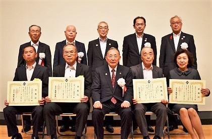 佐野市長と9名の受賞者の写真