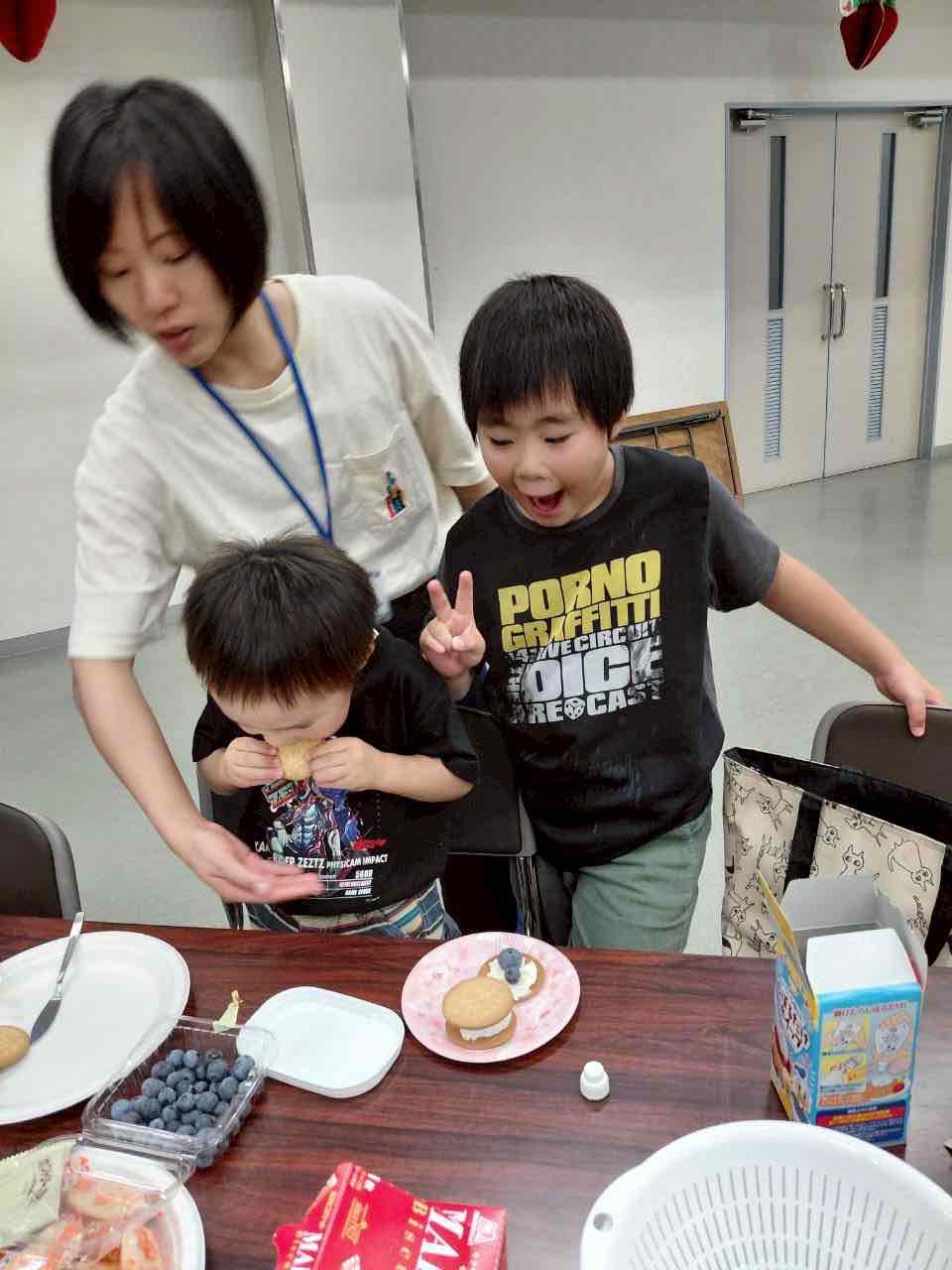 作ったお菓子を食べる子供たち
