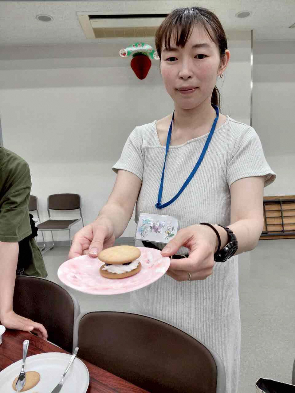 きれいに出来たお菓子を見せる参加者