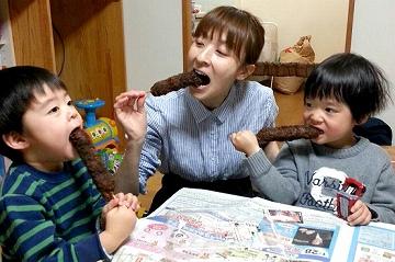 家族でいもフライを食べる小曽根さん家の写真