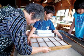 根古屋森林公園 飛駒和紙会館での和紙すき体験の様子の写真