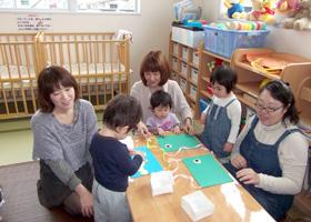 乳幼児親子教室で親子で製作を行っている写真