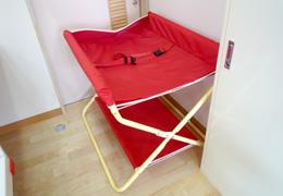 折り畳み式の赤色の取替え台の写真