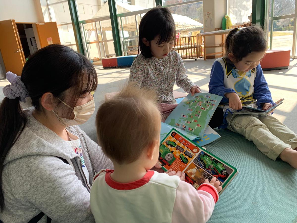 寄贈された本を子どもが読む様子