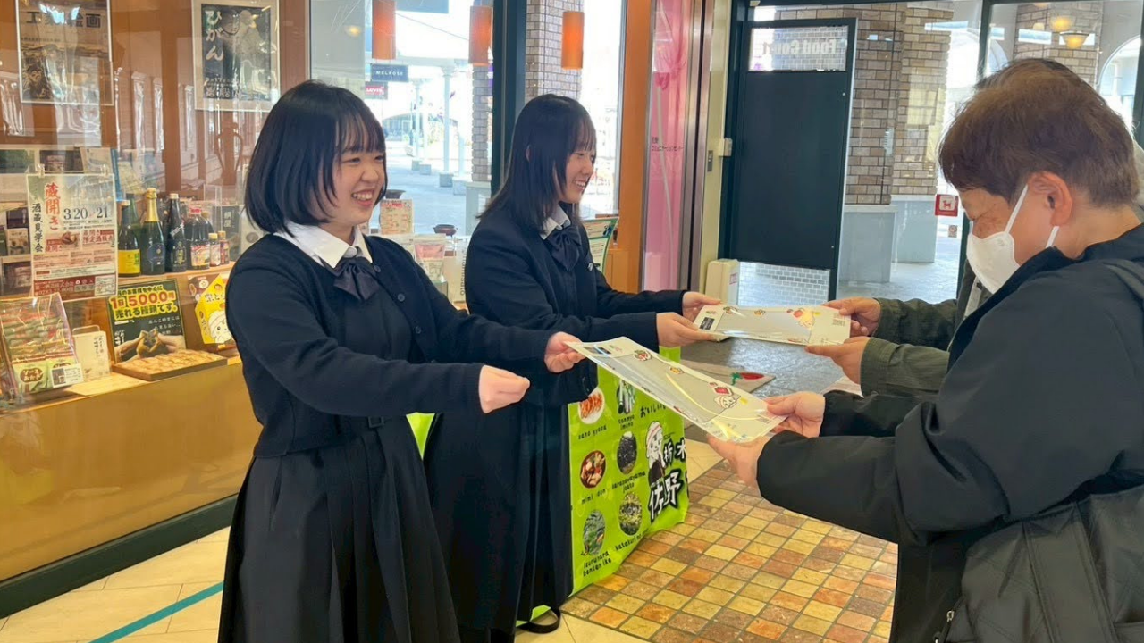 sanoteens_クリアファイル配布の様子2