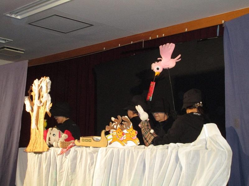 人形劇を人形を手に舞台で講師の方々が披露している写真