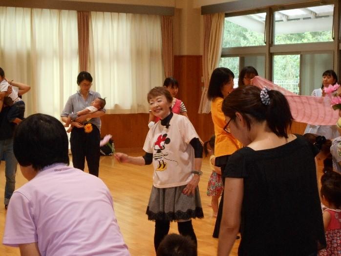 講師の山田先生が円の中央に立ち、参加者が円仁なって山田先生を囲んでいる写真