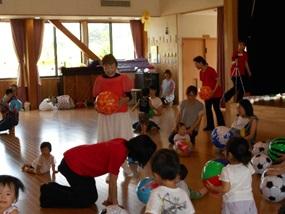 ボール遊びをしている参加者たちの様子をうかがっている山田先生の写真