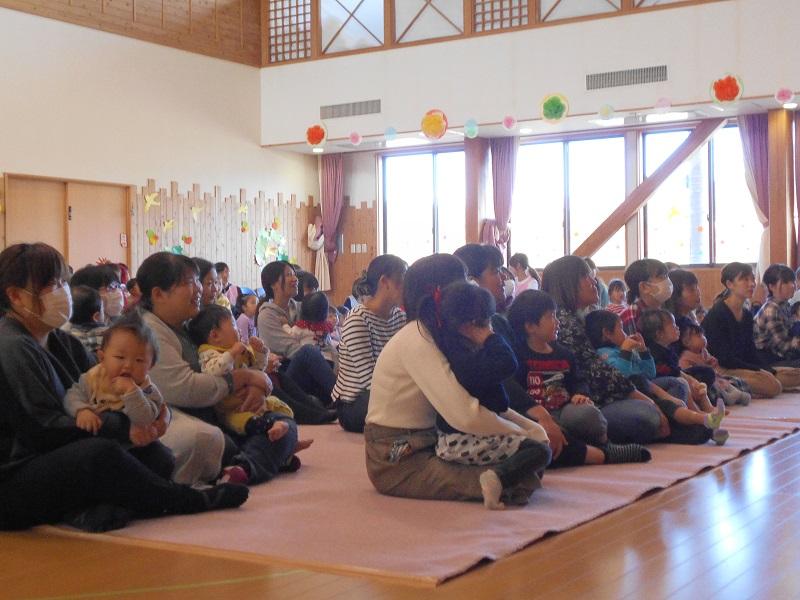 参加している親子が座っている写真