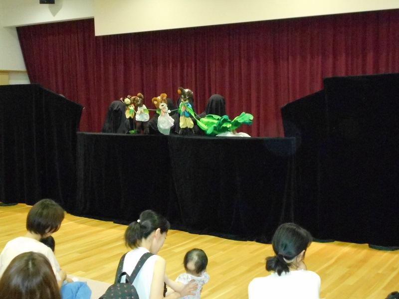 人形劇「おおきなかぶ」をおはなしキャラバンの方が披露している様子を観劇している写真
