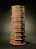 塔のように見える赤茶色の作品の写真