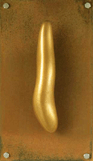 背景に長方形のサビた金色の鉄を使い,金色の丸く細長い形が乗っている作品の写真