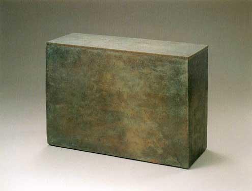 長方形の箱のような形をした錆びた鉄板のようなもので作られた作品