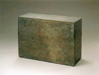 長方形の箱のようなもので錆びた鉄板のようなもので作られた作品
