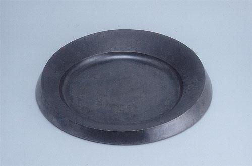 銅色で作成された円形の水盤の作品写真
