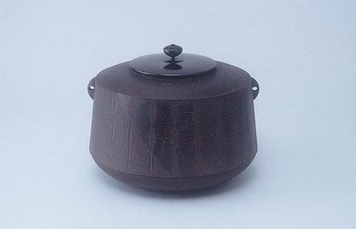 鉄で作成された茶の湯釜の作品の写真