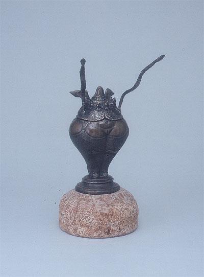 花瓶のような形で触角が2本上に向か立て生えている銅色の作品の写真
