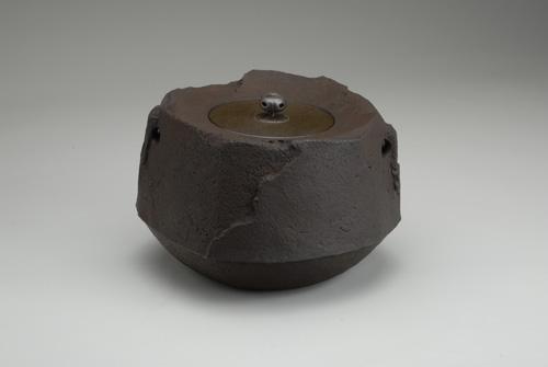 鉄で作られたこげ茶色の重厚感のある茶釜の作品の写真