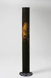 黒色の唐銅、赤色の銅、黄色の真中が融合された模様の筒状の作品の写真