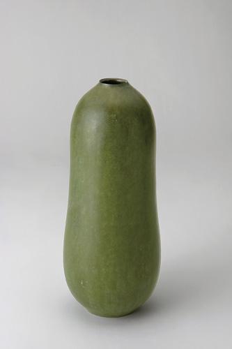 緑色の瓜ような形をモチーフとした花器の作品の写真