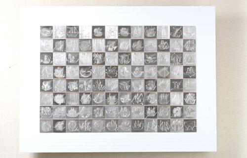 96種類の船の絵が黒と白の正方形の中に交互に並べられている作品の写真