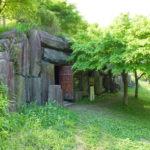 古代生活体験村の横穴式住居の外観写真