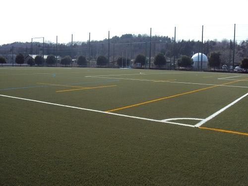新設された人工芝のサッカー場の写真