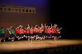 舞台上で田沼西中学校ダンスチームが演技でジャンプしている写真