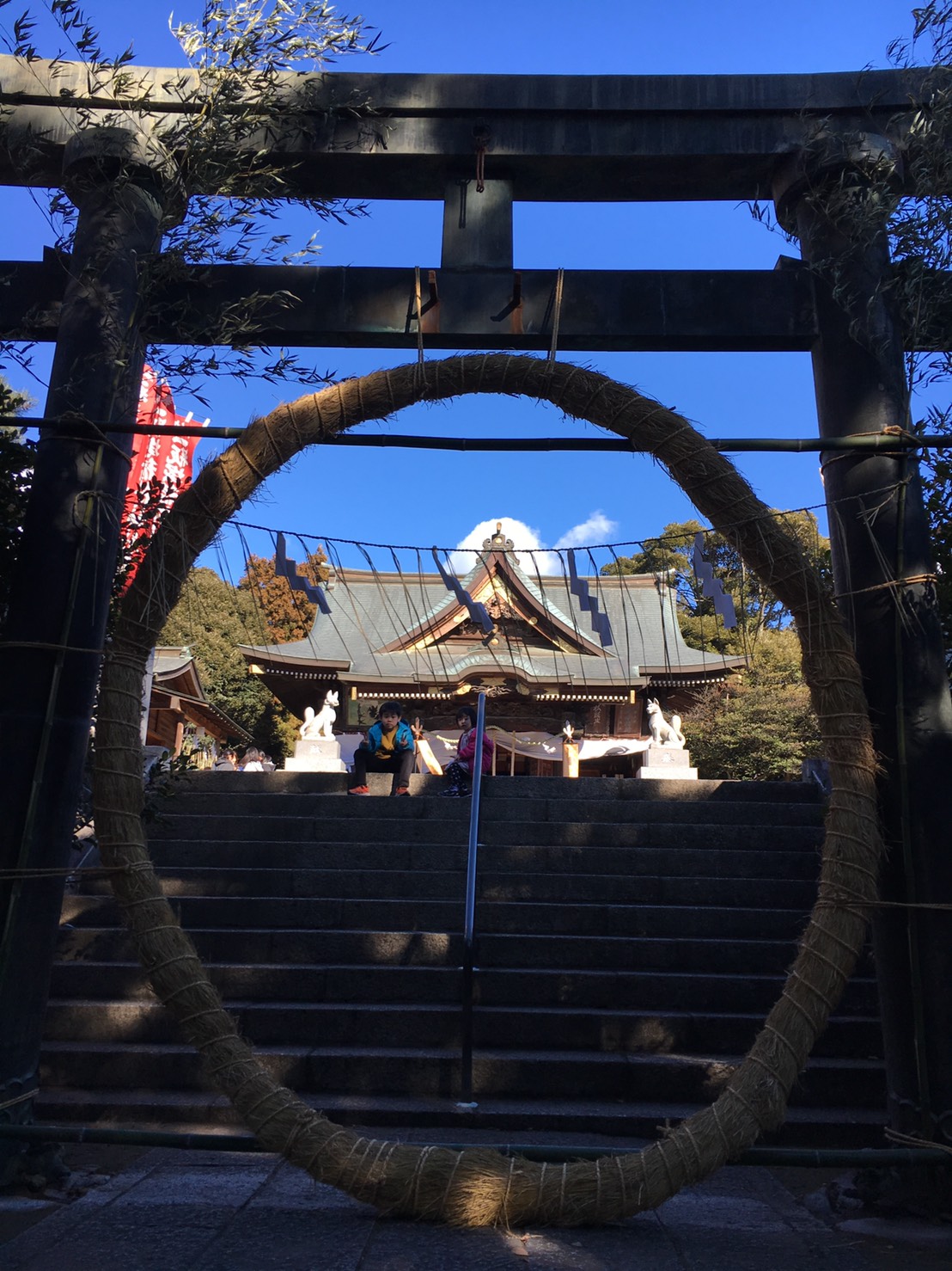 一瓶塚稲荷神社のしめ縄の先に子供がいる写真