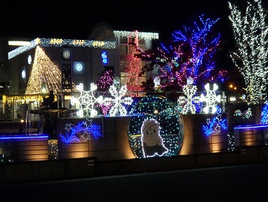 佐野駅前がイルミネーションでライトアップされている写真