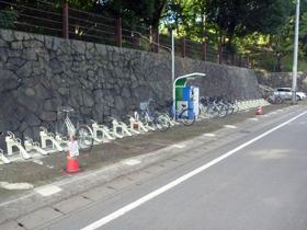 城山公園内の歩道にある駐輪場の写真