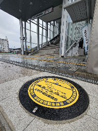マンホール蓋広告