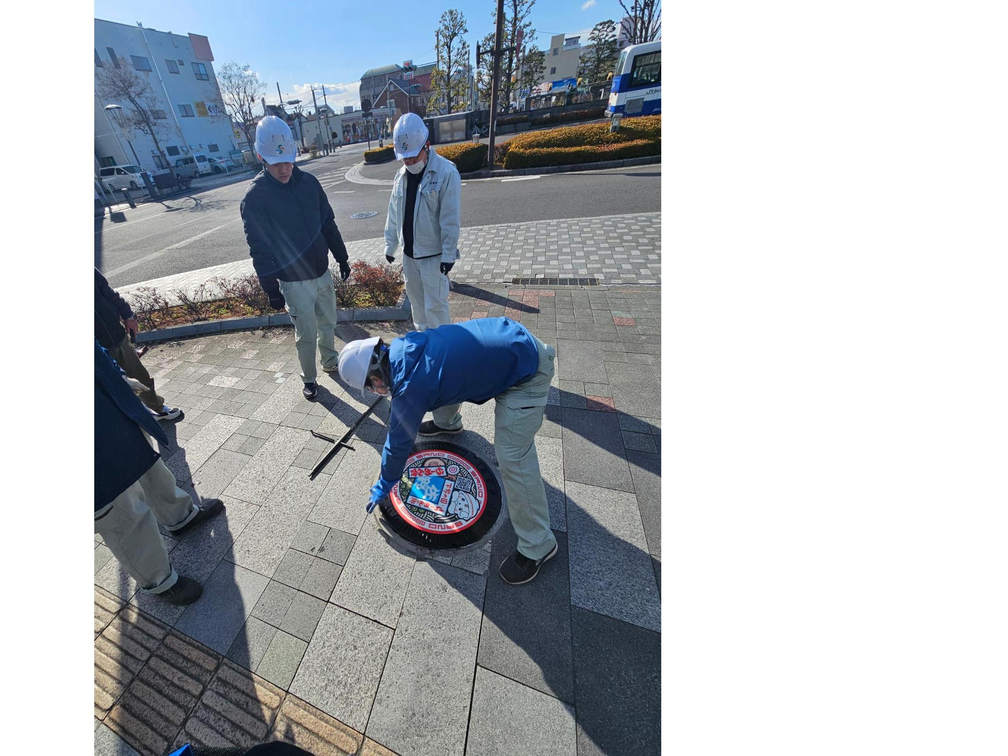 マンホール蓋設置中