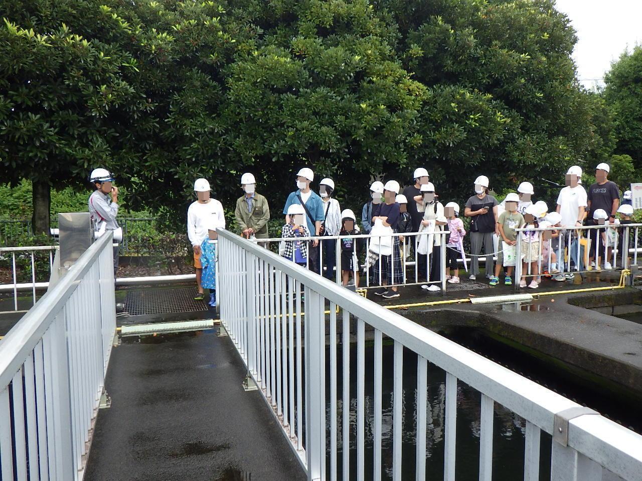 施設体験ツアーの様子