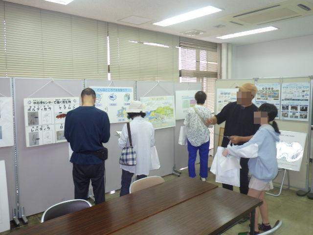 パネル展示を見学する様子
