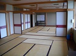 部屋全体の床が畳部屋になっている教養室の写真