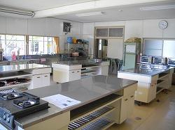 キッチン台やコンロなどが置いてある調理実習室の写真