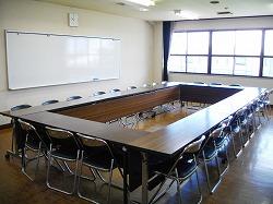 長机といすが長方形に並べられている第2会議室の写真