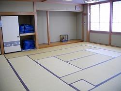 床の間に人形がかざられており押し入れに座布団がしまってある和室の教養室の写真