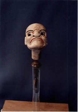 坊主頭に大きな目と鼻、への字に結んだ口の吉澤人形頭の写真